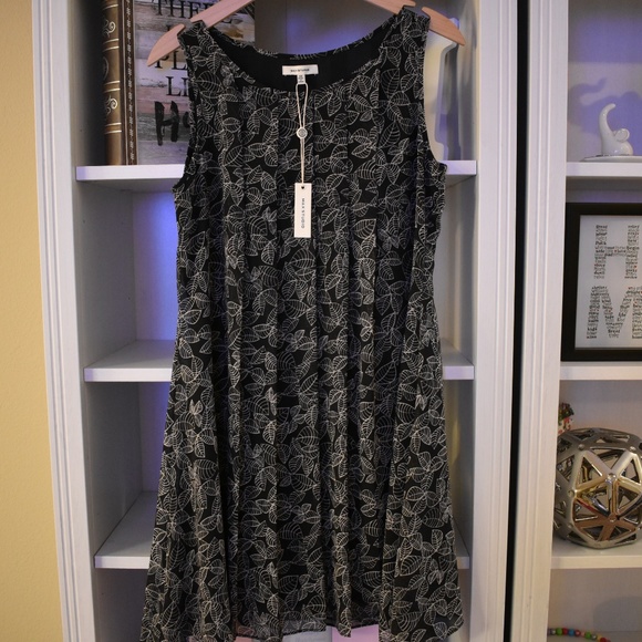 Max Studio Printed Pleated Swing Dress - Picture 2 of 7